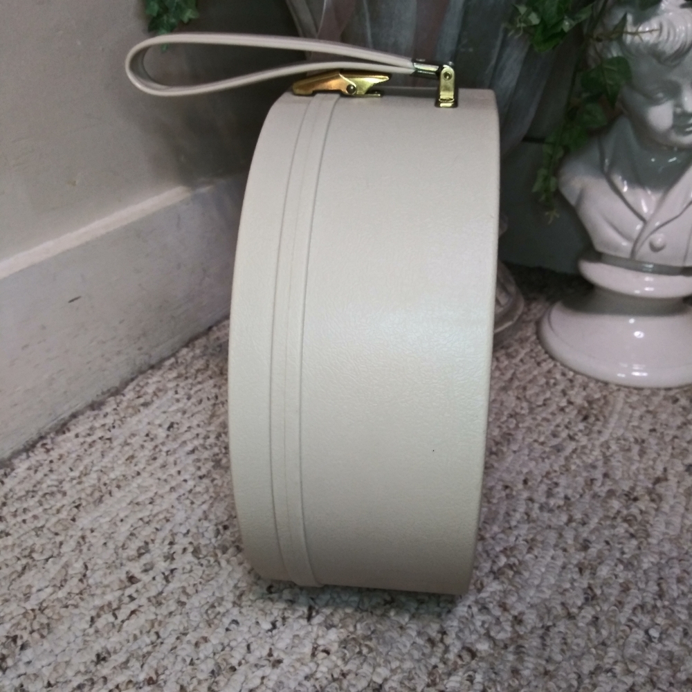 Vintage 1960's Fashion Two Twenty Cream Plastic Makeup Travel Case With Insert - Picture 8 of 10